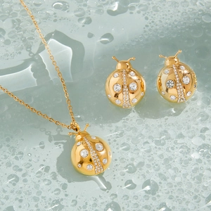 Ensemble de bijoux coccinelle plaqué or avec cristaux, collier et boucles d'oreilles