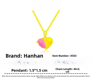 Détail macro du collier pendentif coeur en acier titane avec cristal rose poli