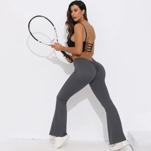 Detail einer ausgestellten High-Waist-Yogahose mit Po-Lifting-Effekt in Dunkelgrau
