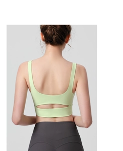 Vue détaillée du soutien-gorge de sport vert clair avec un design dos évidé athlétique