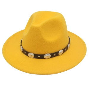 Détail d'un chapeau fedora en feutre jaune avec ceinture en cuir marron et clous argentés