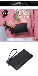 Detail van zwarte lederen clutch met lychee-structuur, gouden rits en afneembare polsband