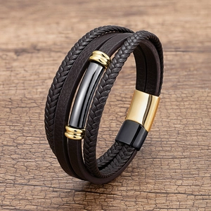 Bracelet multicouche en cuir tressé avec cylindre en métal noir et accents dorés