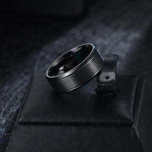 Anello in acciaio inossidabile nero opaco da 8 mm con finitura spazzolata e bordi lucidi