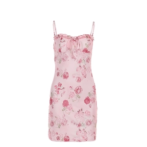 Vestido ajustado rosa con estampado de rosas, tirantes finos y detalle de lazo