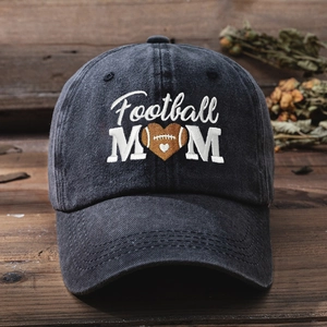 Casquette de baseball gris foncé lavé avec broderie Football Mom sur fond de bois rustique
