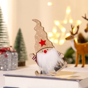 Detail van een houten kerstkabouter op ski's met een rode ster en een witte baard