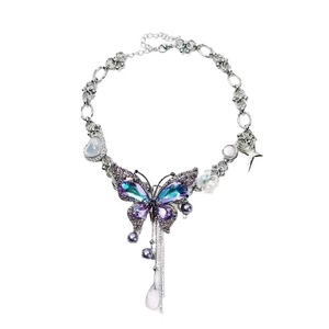 Collier papillon à pompon scintillant avec dégradé bleu-violet et breloques étoiles