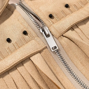 Veste beige en daim avec fermeture éclair argentée et détails de franges cloutées