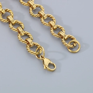 Bracelet élégant en acier inoxydable plaqué or avec anneaux à texture spirale et fermoir
