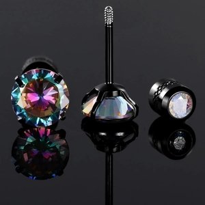 Vue macro de boucles d'oreilles en zircone colorée avec monture en acier inoxydable