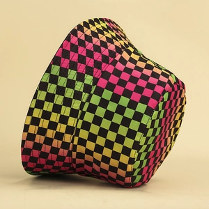 Détail du motif à carreaux arc-en-ciel et de la texture en toile du chapeau bob