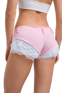 Detailansicht der Rückseite von rosa Denim-Hotpants mit weißem Spitzenbesatz und tiefem Bund