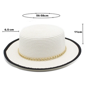 Vue détaillée chapeau de paille 56-58cm avec chaîne dorée et bordure noire nette
