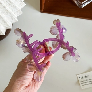 Blumen-Haarklammer aus lila transparentem Harz für elegante Frisuren im Detail