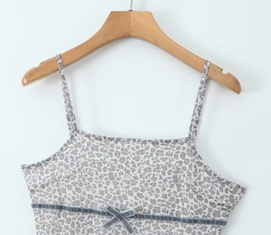 Detail der Camisole mit Leopardenmuster, grauem Samtband und Schleifendekor