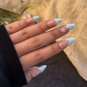 Französische Mandel-Drucknägel mit 3D-Blumenmustern und blauen Spitzenakzenten