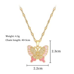 Dettagli del ciondolo a farfalla con cristalli rosa e dimensioni di 2,2x2,3cm dorato