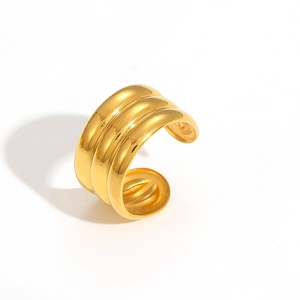 Vue détaillée de la bague plaquée or à trois couches avec texture ondulée et finition polie