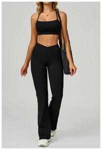 Détail du pantalon de yoga évasé noir à taille haute avec coupe en V croisée élégante
