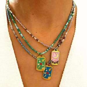 Collier multicouche bohème en acier titane avec perles colorées et pendentifs en émail