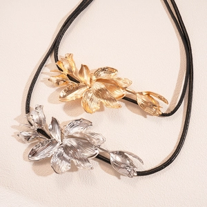Pendentif fleur de tulipe métallique chic en or et argent avec cordon en cuir noir