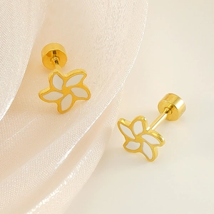 Goldene Blumenohrringe mit weißen Emaille-Blütenblättern und sicherem Schraubverschluss