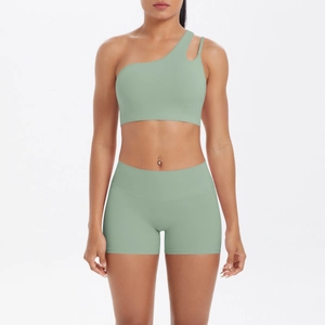 Detail eines salbeigrünen One-Shoulder-Yoga-Sets mit hohlem Design und High-Waist-Shorts