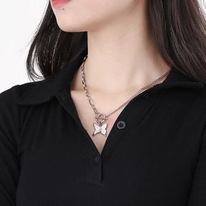Collier argenté avec pendentif papillon et fermoir en T porté sur un mannequin de face