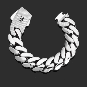 Macro di bracciale a catena cubana argento con chiusura in gemme e logo S stilizzato
