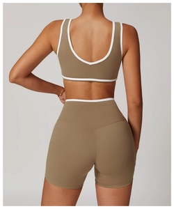 Vue arrière d'un ensemble sport kaki avec liseré blanc sur brassière et short de fitness