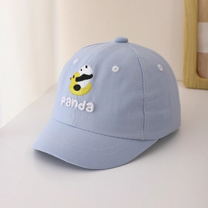 Nahaufnahme der hellblauen Baby-Baseballkappe mit Panda-Stickerei und Baumwollstruktur