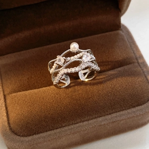Detailaufnahme von 18k vergoldetem Silberring mit Perlen und Zirkonia-Steinen