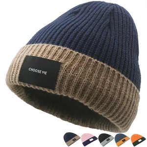 Marineblauwe en kaki tweekleurige gebreide muts met letterpatch voor de winter