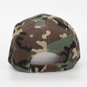 Détail de la patte velcro réglable et motif de camouflage de forêt sur la casquette