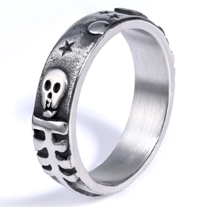 Gothic stainless steel skull ring with star pattern in a vintage brushed silver finish