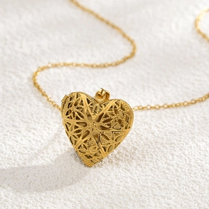 Collar con relicario de corazón de acero inoxidable 316L con diseño de estrella hueca