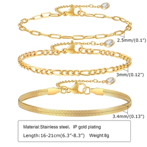 Détails des bracelets en acier doré avec mailles trombone, figaro et serpent empilables