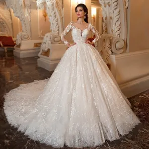 Elegante witte kanten trouwjurk met lange mouwen en zwaar geborduurde sleep