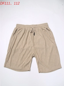 Dettaglio pantaloncini casual beige con righe verticali e vita regolabile con coulisse