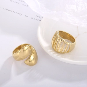 Minimalistische Goldringe mit elegantem offenem Design und vertikalem Streifenmuster