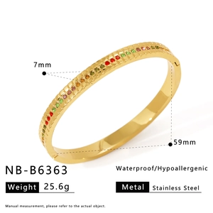 Détail d'un bracelet en acier doré avec motif à carreaux et cristaux multicolores