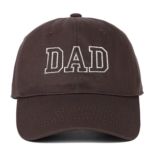 Détail de la broderie DAD blanche sur une casquette de baseball vintage en coton marron