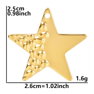 Détail du pendentif étoile plaqué or 18k avec texture bulles et finition miroir lisse