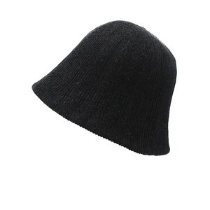 Vue détaillée de la texture tricotée dense d'un bob en chenille noire pour femme