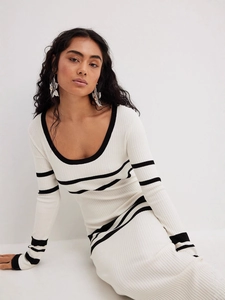 Eng anliegendes gestreiftes Langarm-Strickkleid in Creme und Schwarz mit schickem U-Ausschnitt