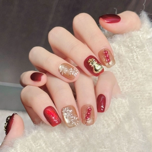 Uñas postizas artesanales rojas y doradas con gato de la suerte y copos de nieve