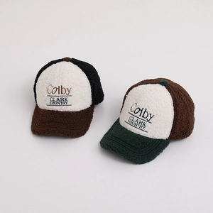 Detail von Sherpa-Fleece-Baseballkappen im Color-Block-Design mit Colby Clark-Stickerei