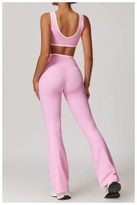 Vue arrière de l'ensemble de yoga rose avec legging évasé et brassière contrastée