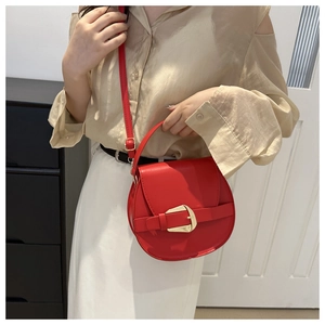 Nahaufnahme der roten Satteltasche mit glatter Lederoptik und goldener Metallschnalle